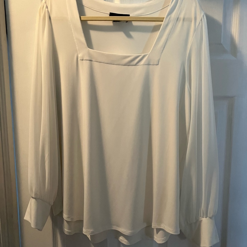 White blouse - Picture 2 of 4
